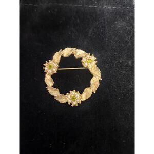 Sara Coventry Circle Flower and Leaf Brooch Green stone signed Canada